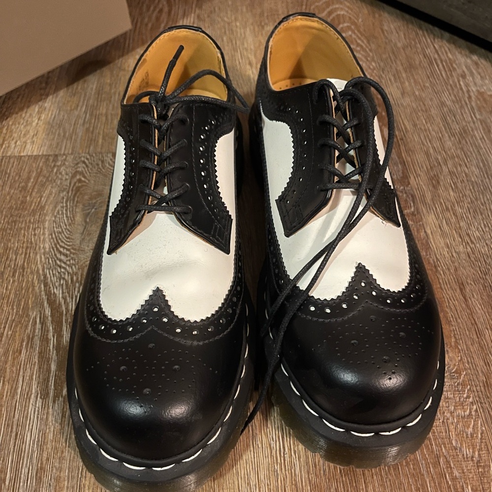 Classic Black and White Men's Brogue Shoes
